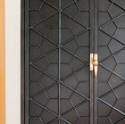 Le ante del mobile hanno bellissime forme geometriche.