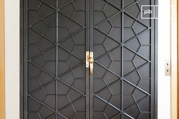 Le ante del mobile hanno bellissime forme geometriche.