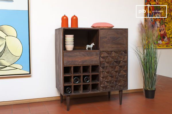 El estante tiene un espacio para almacenar botellas de vino.