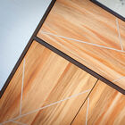 Líneas de latón incrustadas en las puertas para un estilo único.