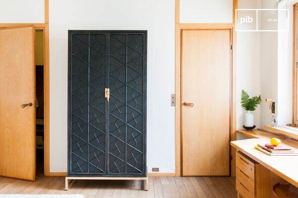 Elegante gabinete de metal negro con detalles dorados.
