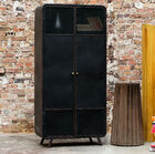 Un mueble de gran tamaño con un innegable espíritu industrial.