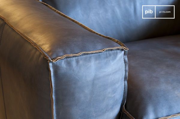 Carefully selected full-grain aniline leather.