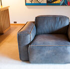 Deep seat, wide armrests. A real invitation.