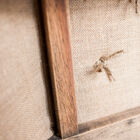 Jute fabric has been left visible for a destructured appearance.