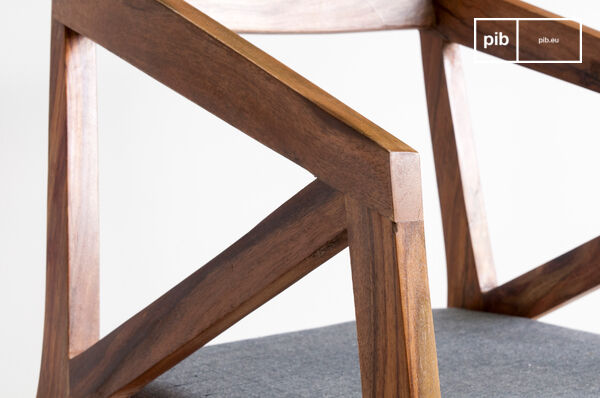 Enjoy the carved edges of the armrests and feet but also the golden colour of the painted rosewood