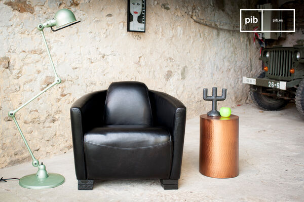 Its size and colour make it a versatile piece of furniture.