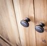 Une armoire à placer dans un angle droit pour un gain de place non négligeable