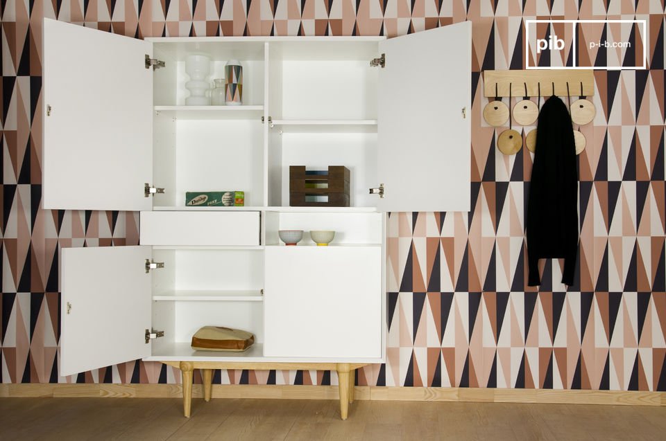 Le meuble offre une très belle capacité de rangement.