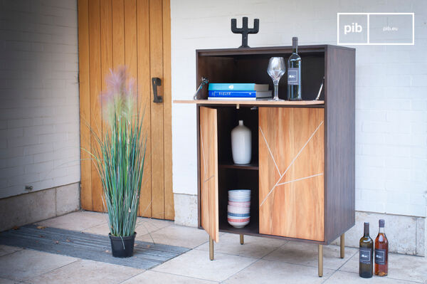 L'armoire dispose de nombreux espaces rangements.