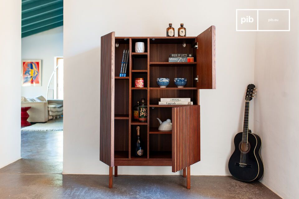 Une armoire à la fois compacte et généreuse en espaces de rangement.