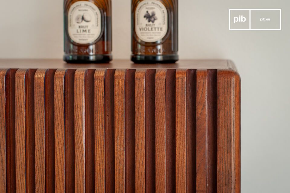 Les façades rainurées évoquent le travail artisanal de la matière, typique du style scandinave.