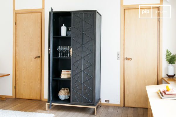 Une armoire imposante entièrement conçue en métal.