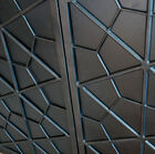 Les portes en métal laqué noir mat présentent un motif  géométriques en relief.