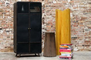 Armoire en métal noir