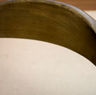 De structuur is gemaakt van massieve iepen, een edel hout.