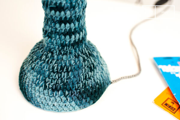 Tot aan de voet is de lamp voorzichtig retro.