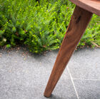 The aesthetics of this tripod side table takes its inspiration from the mid-twentieth century