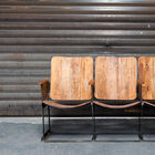 Espléndido banco de asiento estilo teatro.