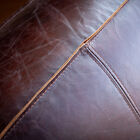 Gekleed in warm, met de hand gepatineerd marsala leer