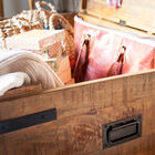 Geräumig genug mit schwarzen Metallteilen.