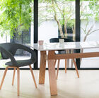 Its solid oak frame presents a nice contrast with a white plate with beveled edges for a sober and