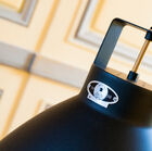 Aan het plafond is de bevestiging metalen in dezelfde kleur als de lamp.