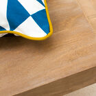 Die Regale werden auf Rollschienen platziert.