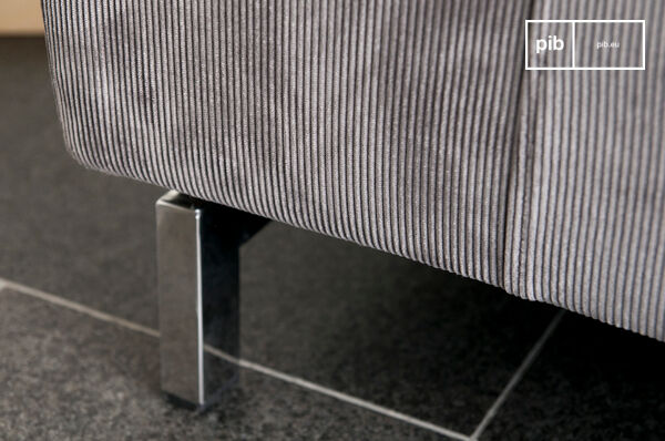 Das Sofa endet mit einem eleganten Metallfuß.