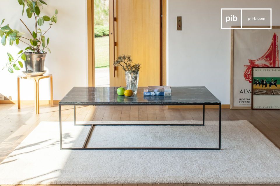 De tafel is geïnspireerd op de internationale stijl van de jaren vijftig van de vorige eeuw.