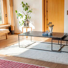 De kleine vierkante tafel kan onder andere tafels worden geïntegreerd.