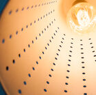 Een licht verzacht door de interne kleur van de hanglamp.