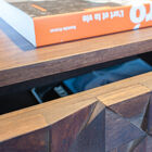 Een mooie en zeer grafische lade.