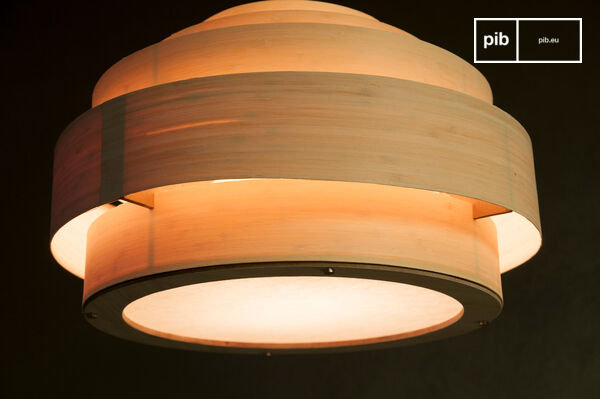 De bamboe plafondlamp heeft een vintage uitstraling.