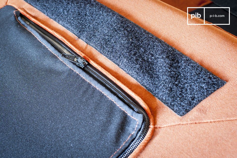 Le  coussin est déhoussable pour en faciliter l'entretien et fixé à la base par velcro.