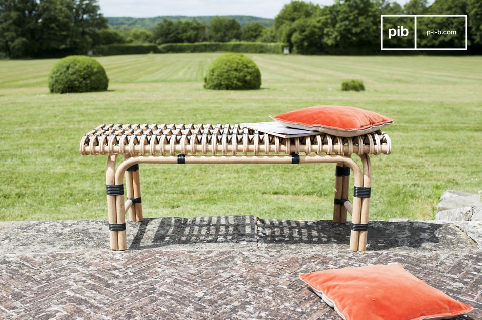 Ce petit banc est conçu en rotin et a été assemblé et tressé à la main
