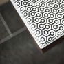 Beaux motifs graphiques sur le dessus du banc.
