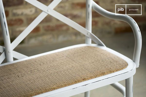 Le cannage naturel dense et texturé apporte confort et durabilité.