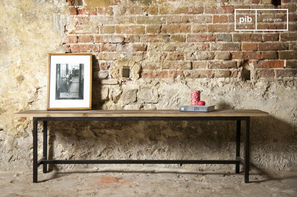 Joli banc en bois massif et aux pieds en métal noir.