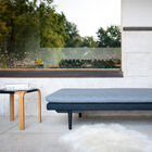 Un asiento de banco sobrio, elegante y cómodo.