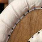 El banco Montaigu está tapizado hasta la parte superior de sus hermosos marcos laterales acampanados.