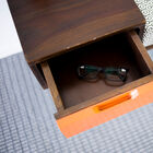 Durch seine schlanken Beinen und sein gepolstertes Schaumstoffkissen mit geometrischem Muster