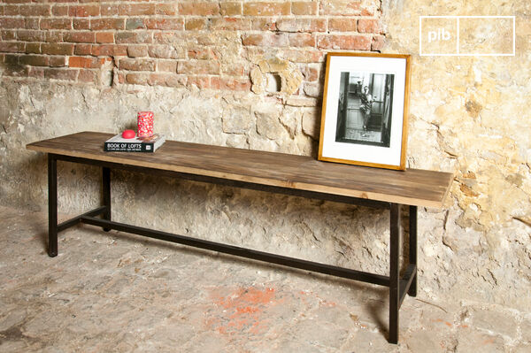 Die dunklen Füße haben eine schöne handgefertigte Patina.