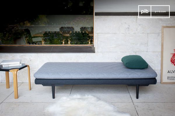 Le camaïeux de gris, élégant et raffiné, met en valeur la simplicité du design.