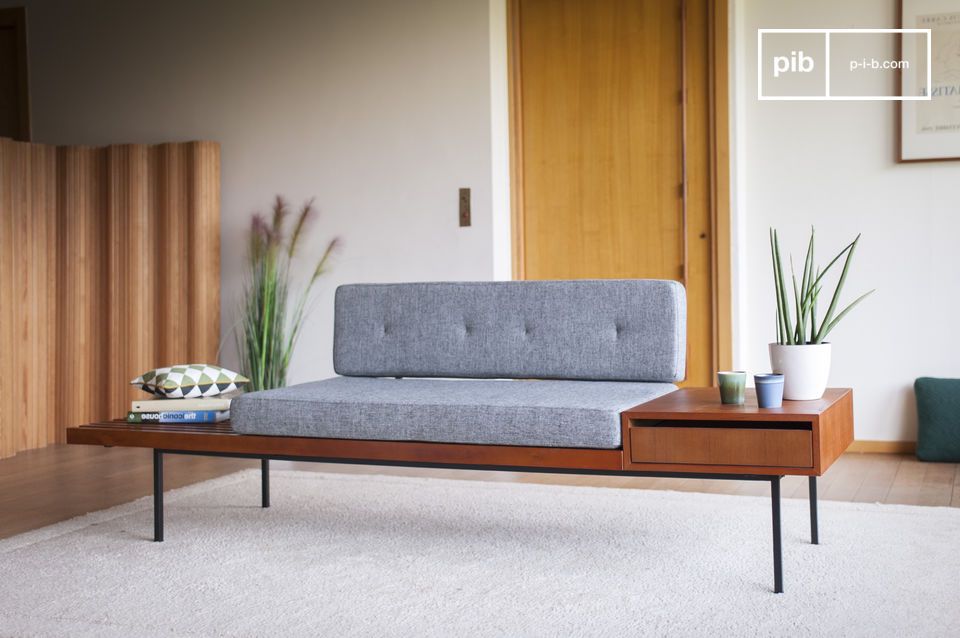 Un design épuré alliant métal et bois, inspiré des meubles scandinaves modernistes.
