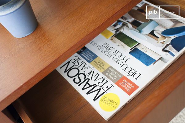 Le compartiment de rangement fait également office de bout de canapé.