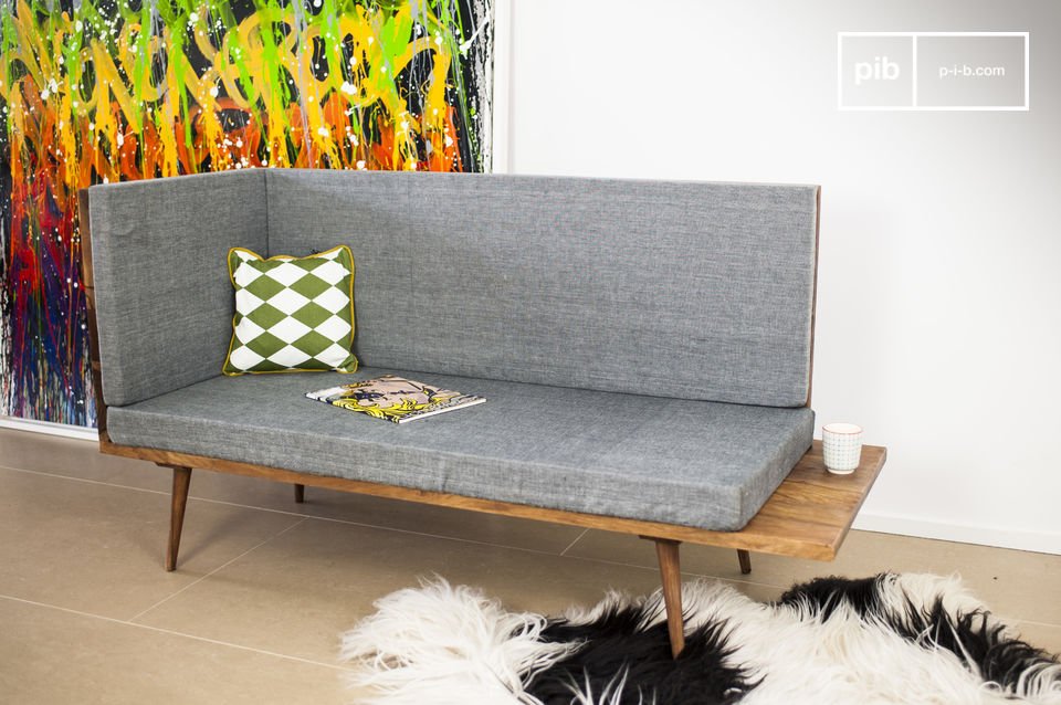 Belle banquette d'angle au tissu gris et au bois clair.