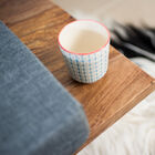 Le fauteuil possède une tablette pour disposer d'objets.