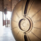 La barra redonda es de un magnífico color dorado cepillado.