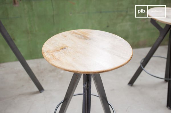 Ein hoher Sitz aus Mangoholz und metallischen Füßen